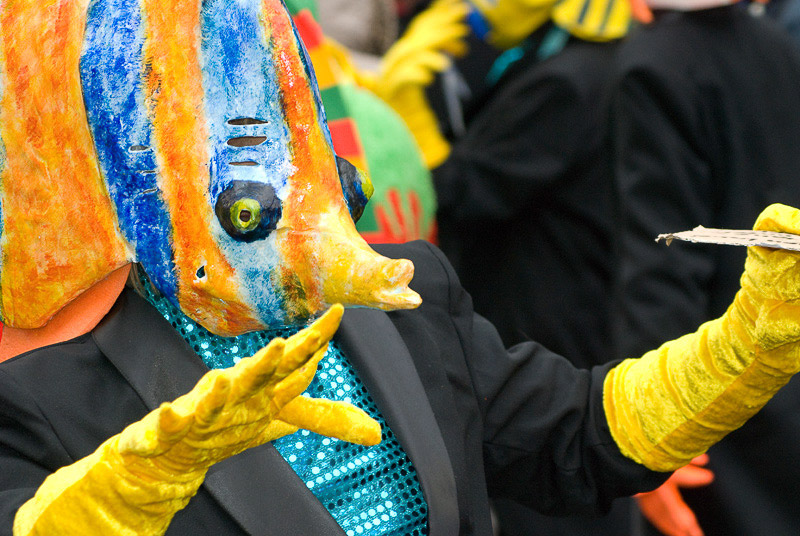 Bunte Maske mit gelben Handschuhen