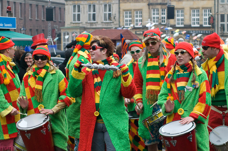 Trommler in bunten Kostümen
