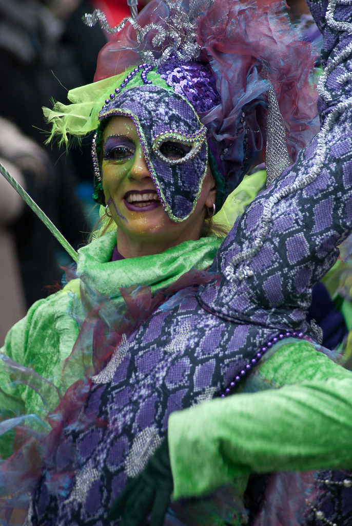 Maske in Lila und Grün