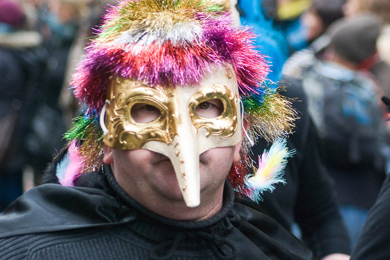 Venezianische Maske mit Federhut