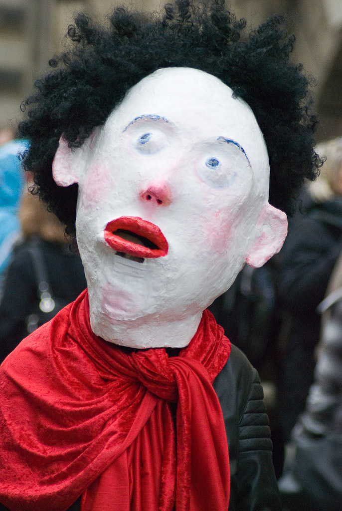 Weiße Maske mit schwarzem Haar im Hochformat