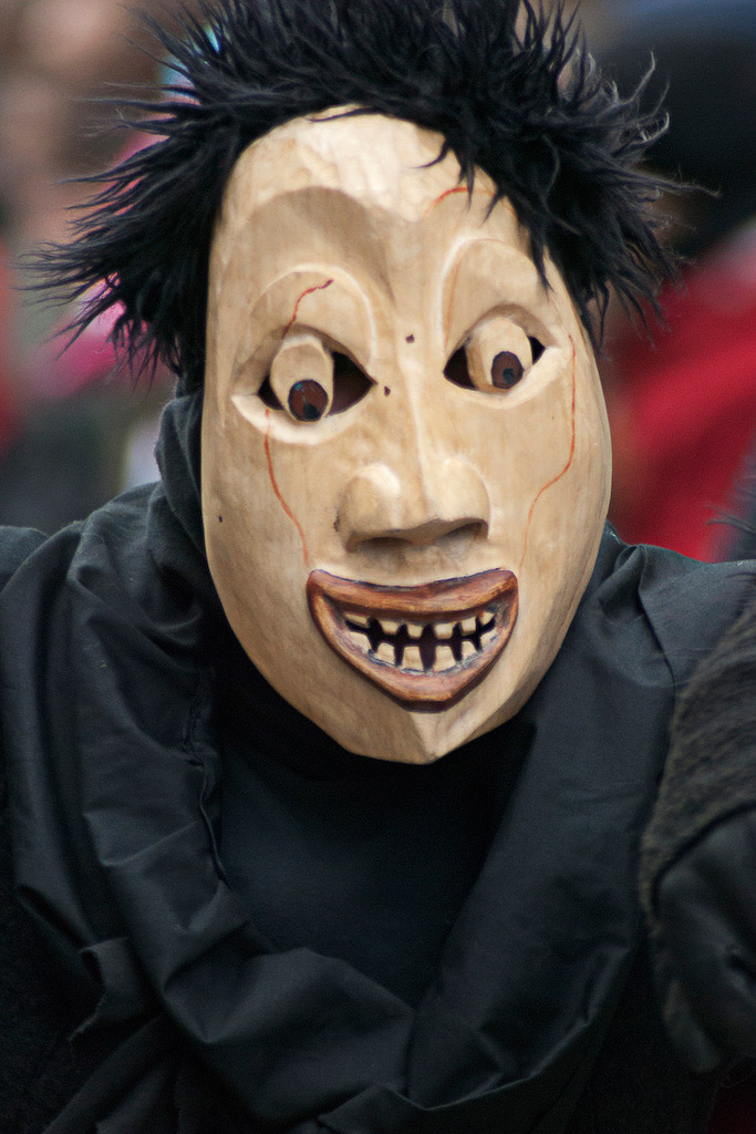 Maske mit schwarzem Haar