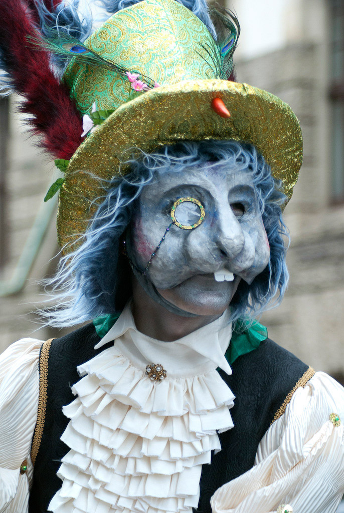 Maske mit grünem Hut im Hochformat