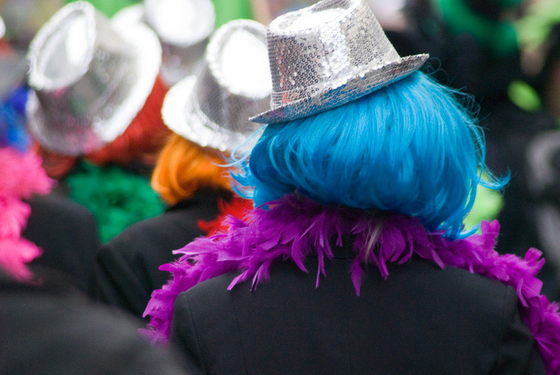 Glitzerhüte und blaue Perücke