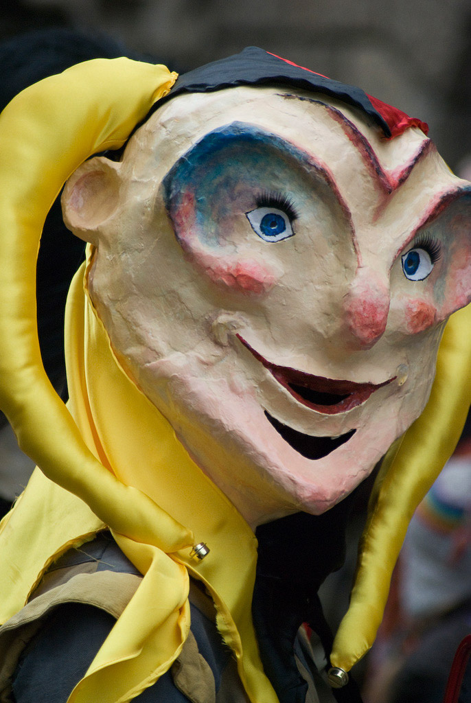 Maske mit gelbem Tuch