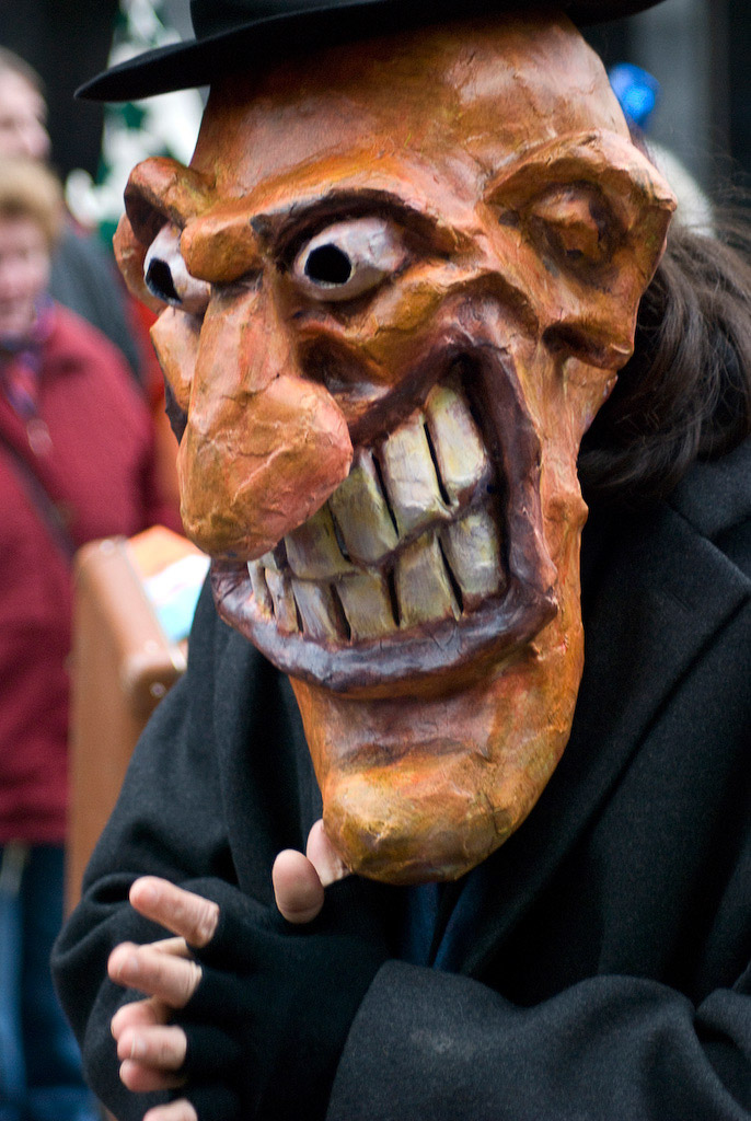 Fratzenmaske im Hochformat