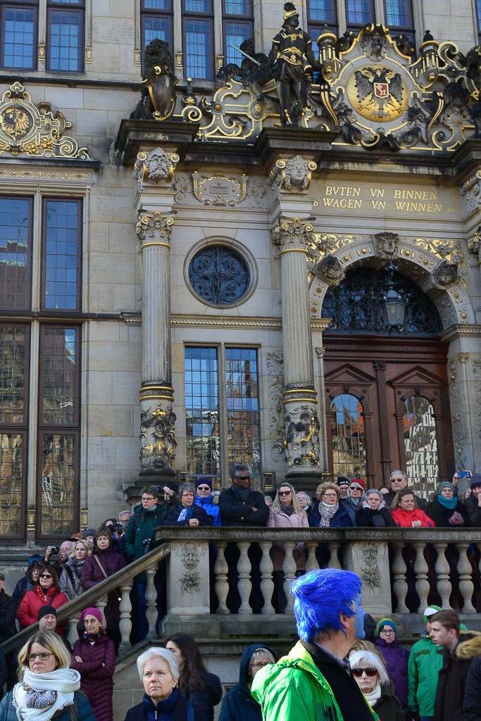Eröffnung auf dem Marktplatz vor dem Rathaus im Hochformat