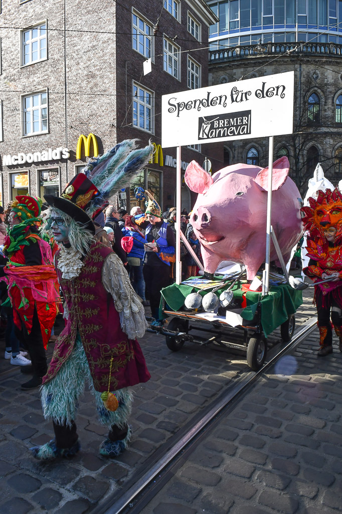 Gruppe in roten Löwenkostümen im Hochformat