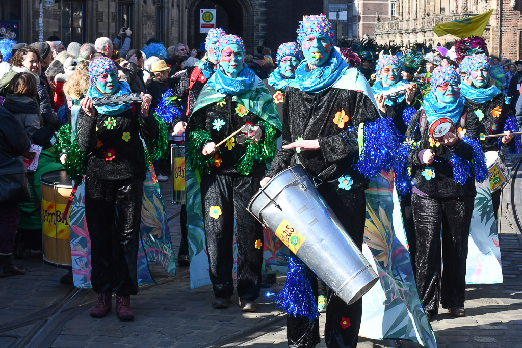 Gruppen in Blau und Violett beim Umzug