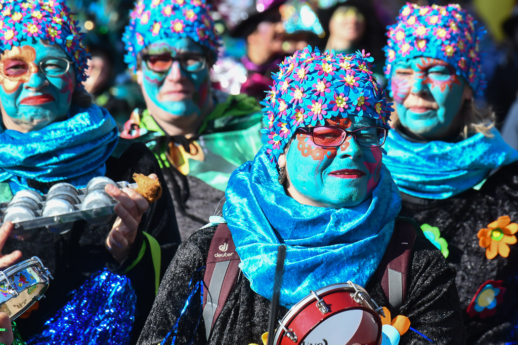 Gruppen in Blau und Violett beim Umzug