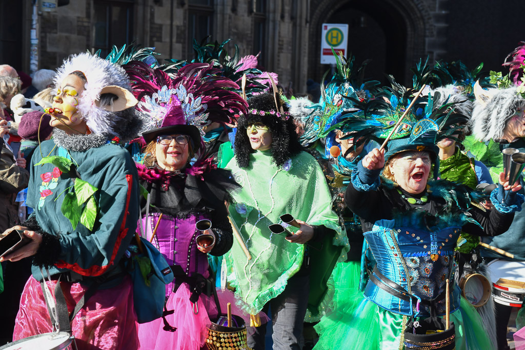 Gruppen in Blau und Violett beim Umzug