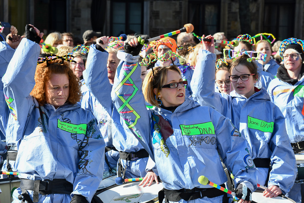 Gruppen in Blau und Violett beim Umzug