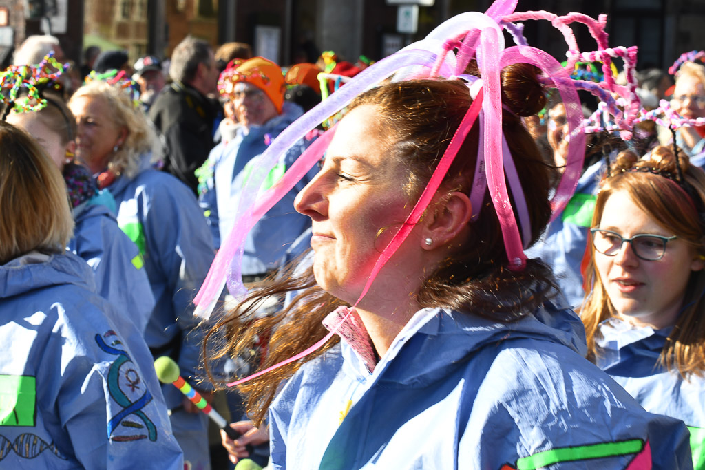 Gruppen in Blau und Violett beim Umzug