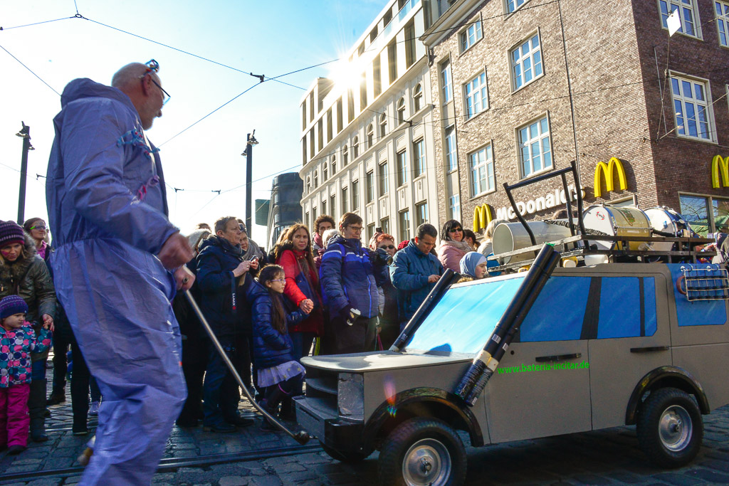 Gruppen in Blau und Violett beim Umzug