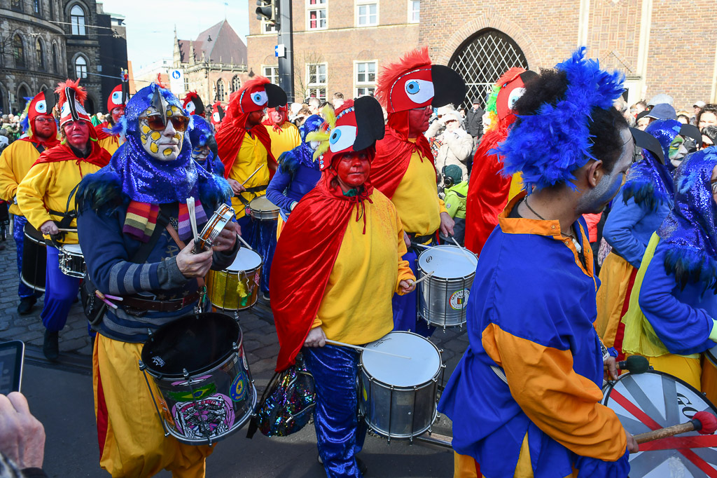 Gruppen in Federkostümen und Trommler