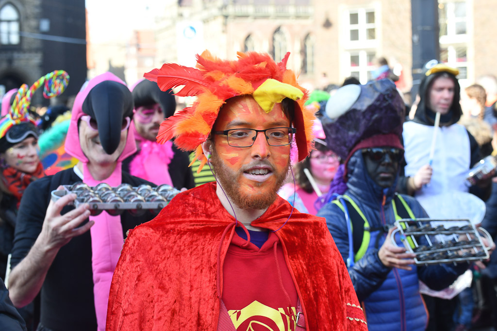 Kostüme und Masken beim Umzug