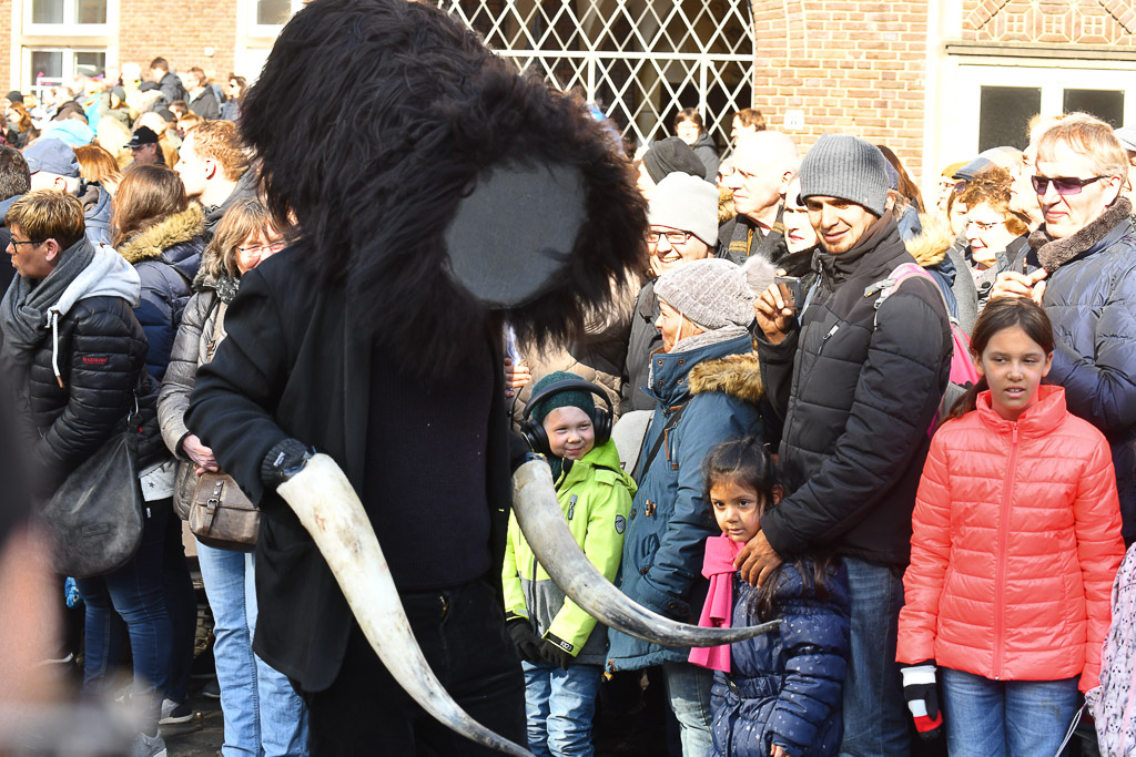 Kostüme und Masken beim Umzug