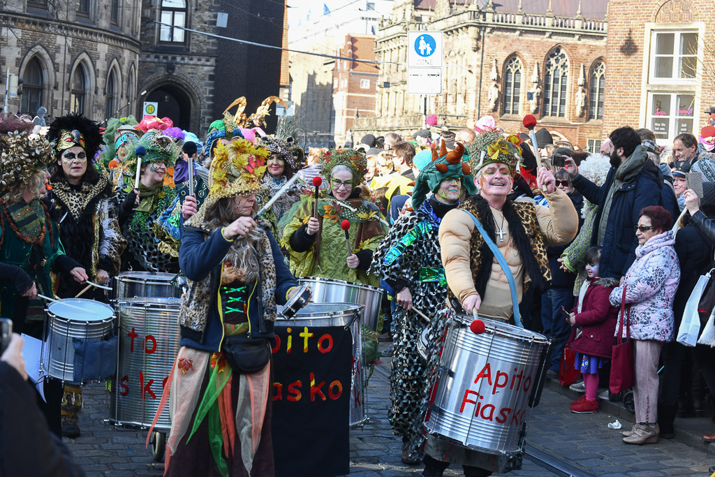 Kostüme und Masken beim Umzug
