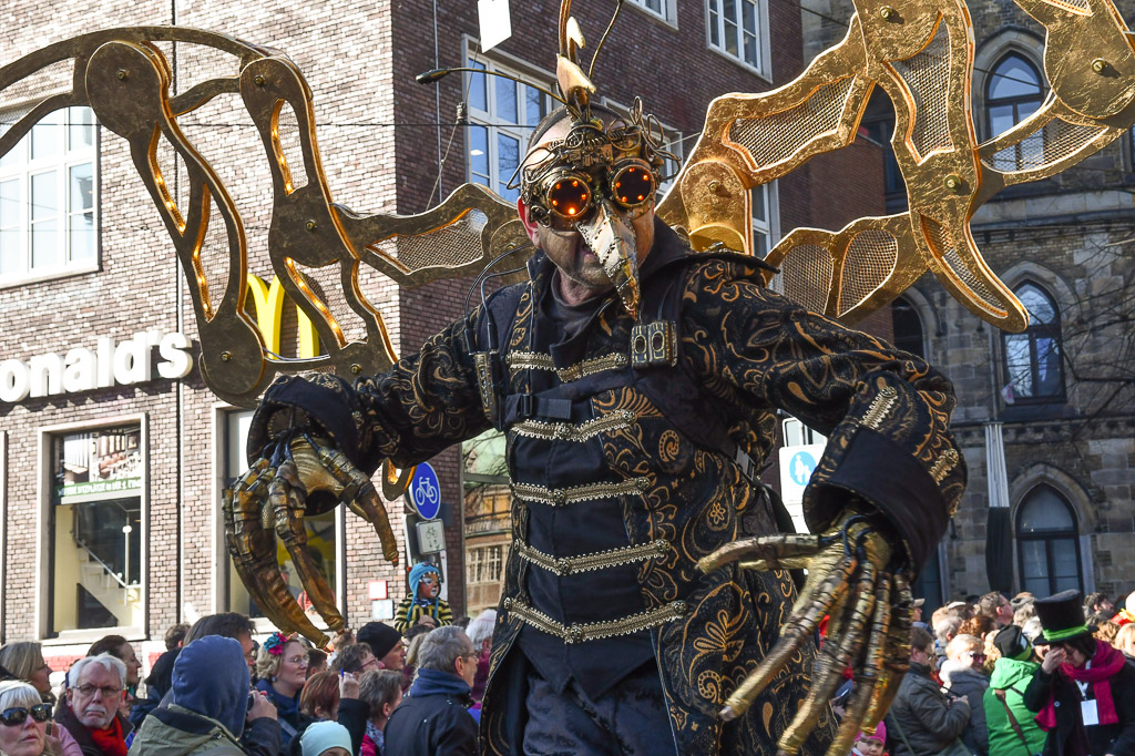 Fantasiefiguren und Trommelgruppen im Umzug