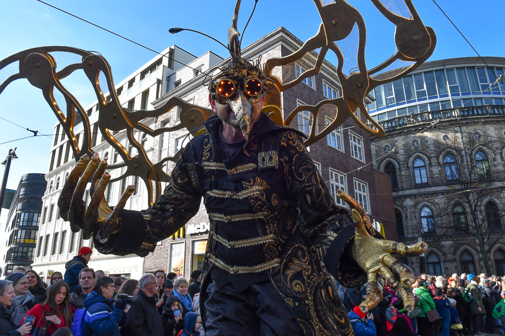 Fantasiefiguren und Trommelgruppen im Umzug