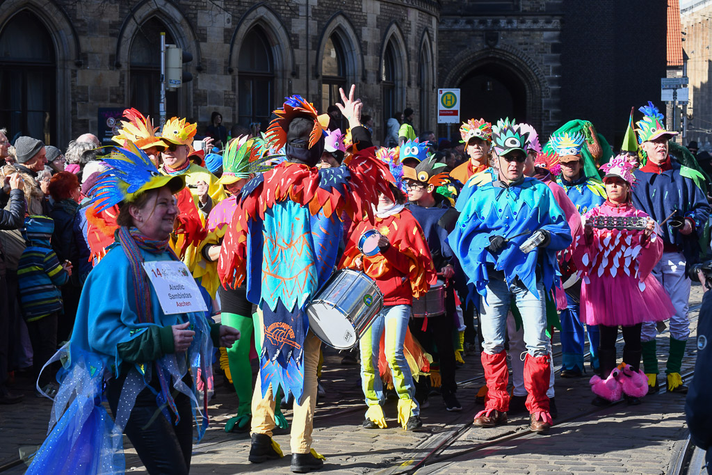 Trommelgruppen und Kostüme in der Innenstadt