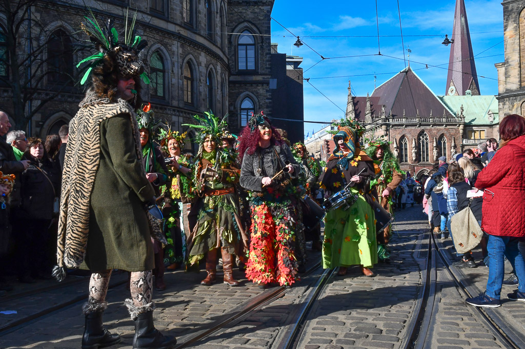 Trommelgruppen und Kostüme in der Innenstadt