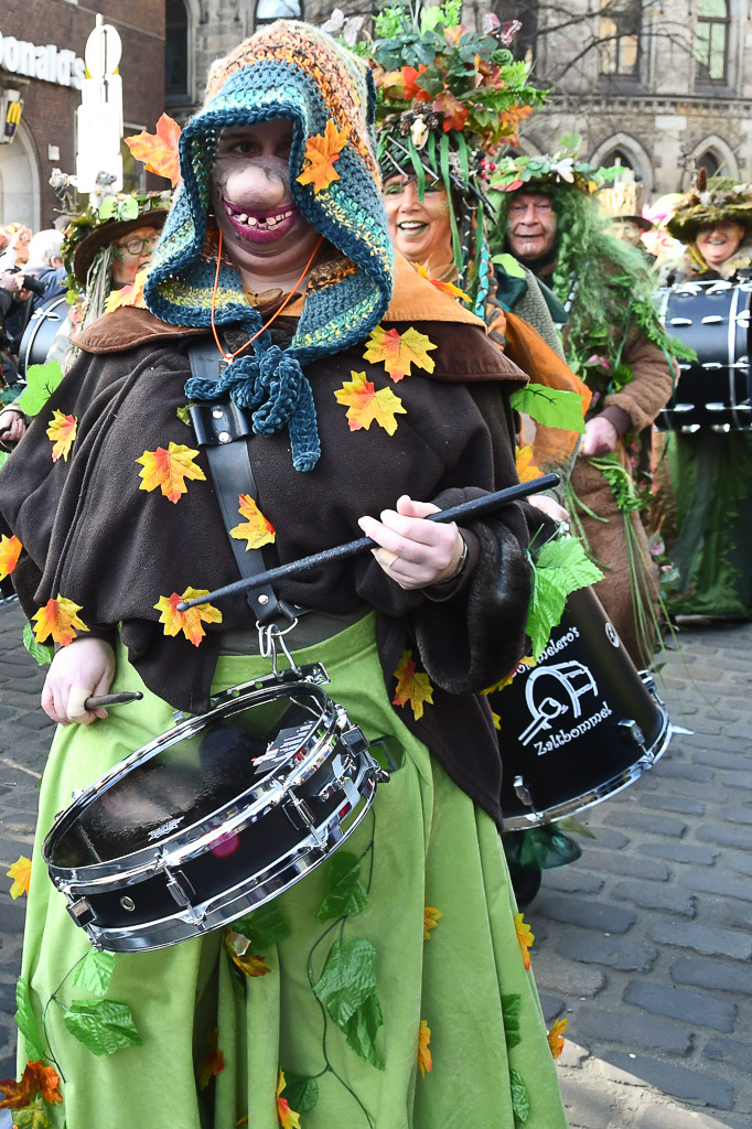 Trommelgruppen und Kostüme in der Innenstadt im Hochformat