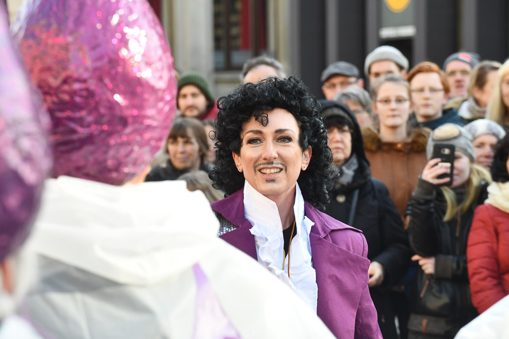 Trommelgruppen und Kostüme in der Innenstadt