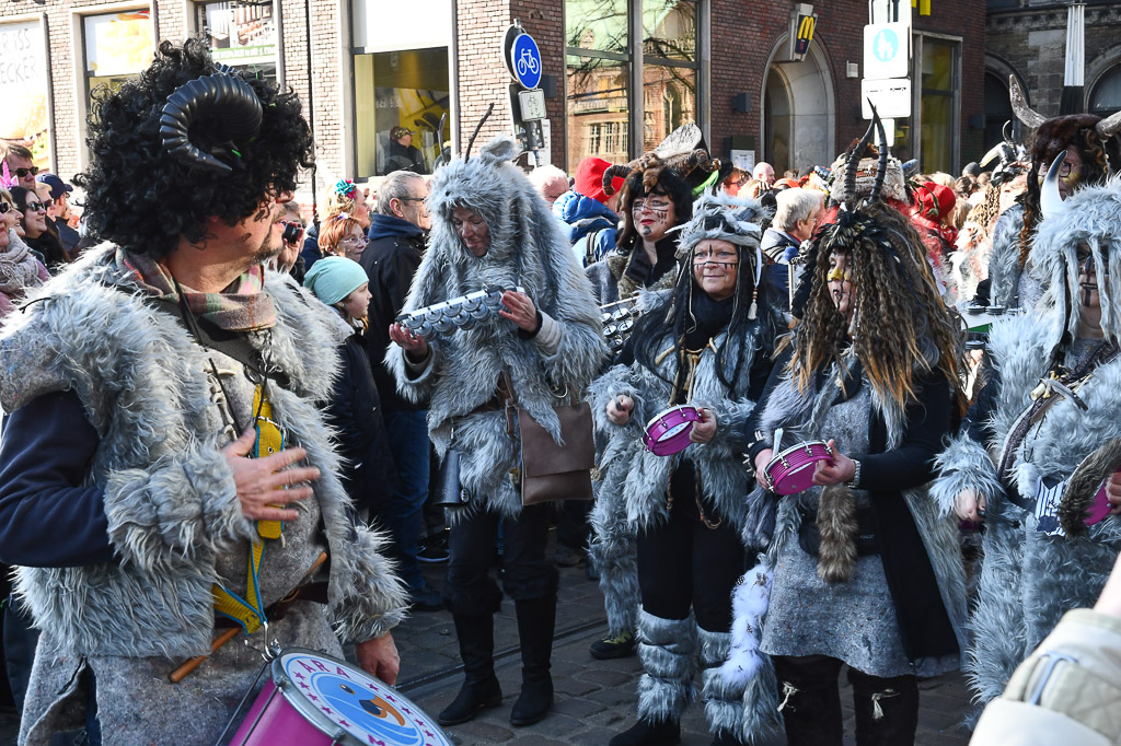 Gruppen in Grau und Gelb beim Umzug