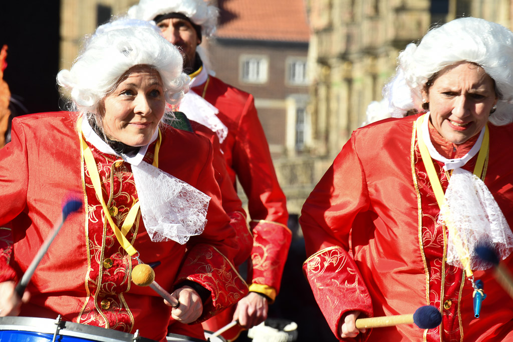 Trommelgruppe in roten Jacken mit weißen Perücken