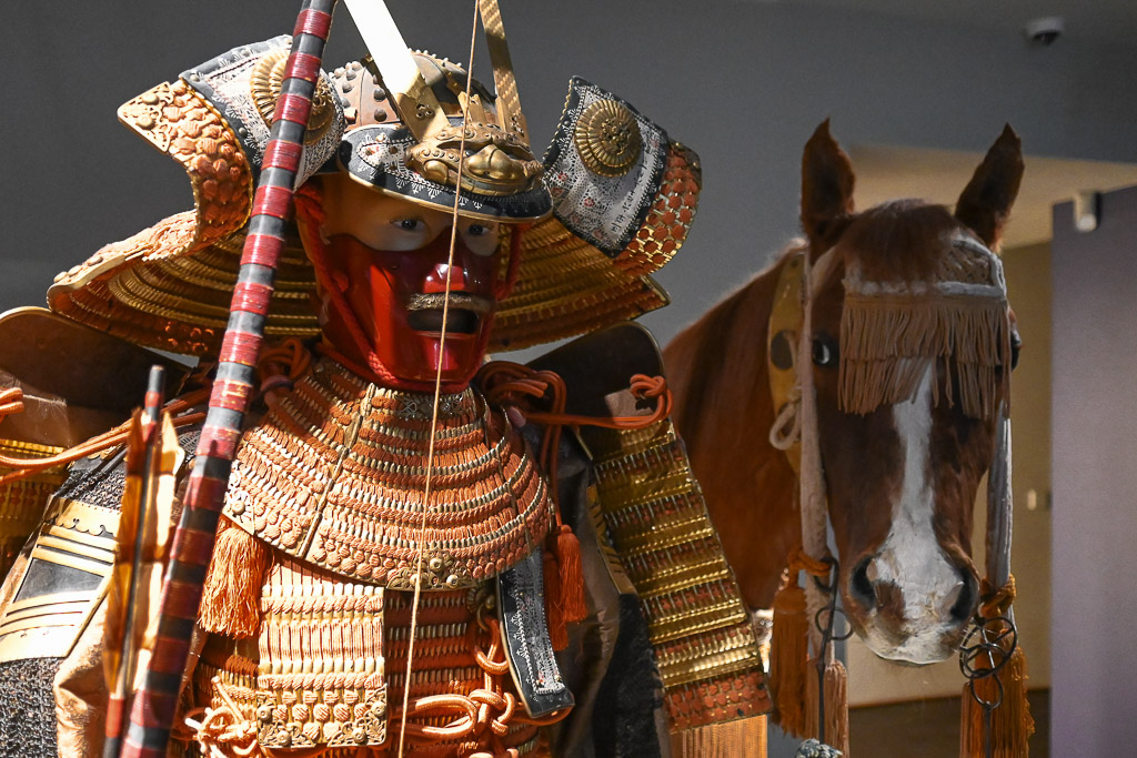 Samurai-Rüstungen auf einem Pferd