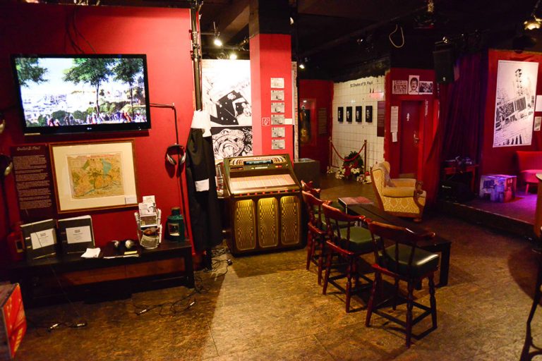 Ausstellungsraum mit roten Wänden