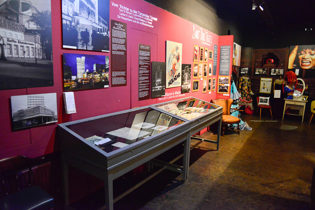 Ausstellungsraum mit Vitrine