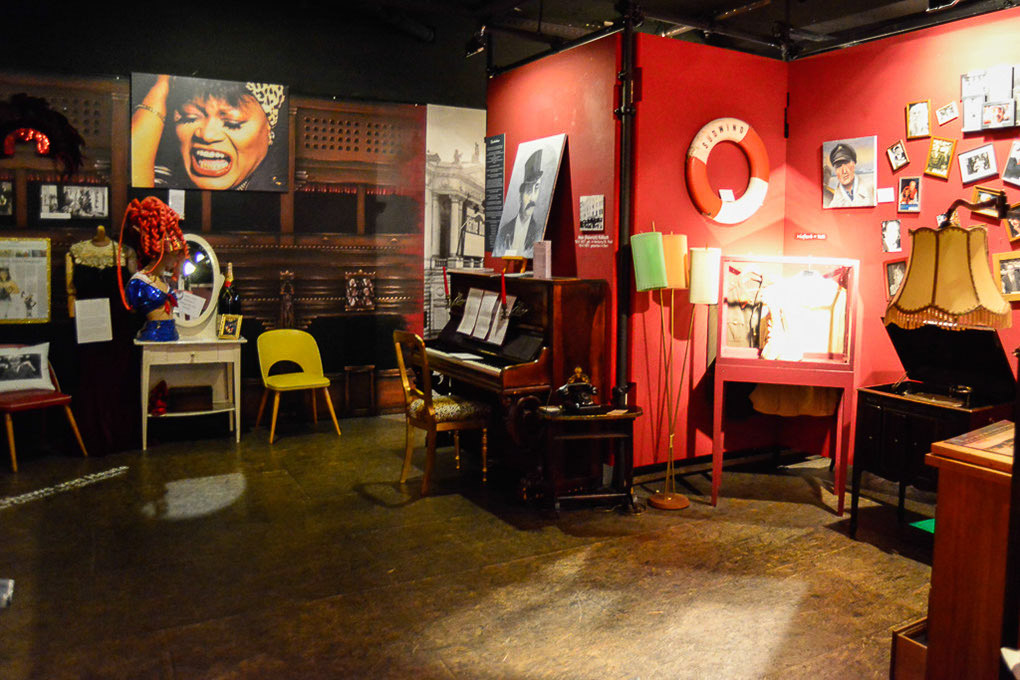 Ausstellung mit Klavier und Möbeln
