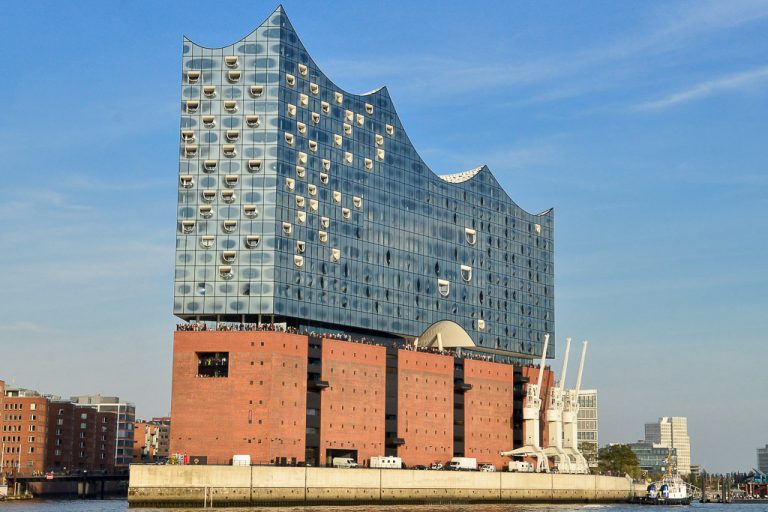 Elbphilharmonie von der Elbe