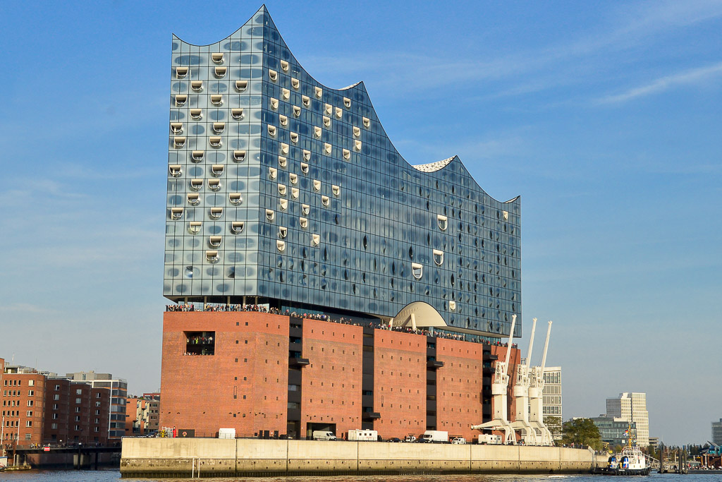 Elbphilharmonie von der Elbe