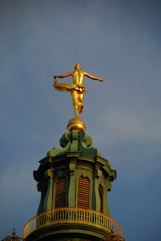 Kuppel mit goldener Figur im Hochformat