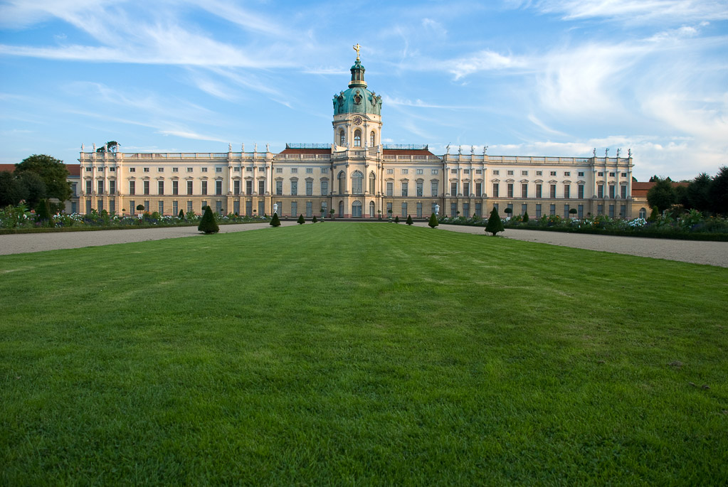 Schloss und Rasenfläche