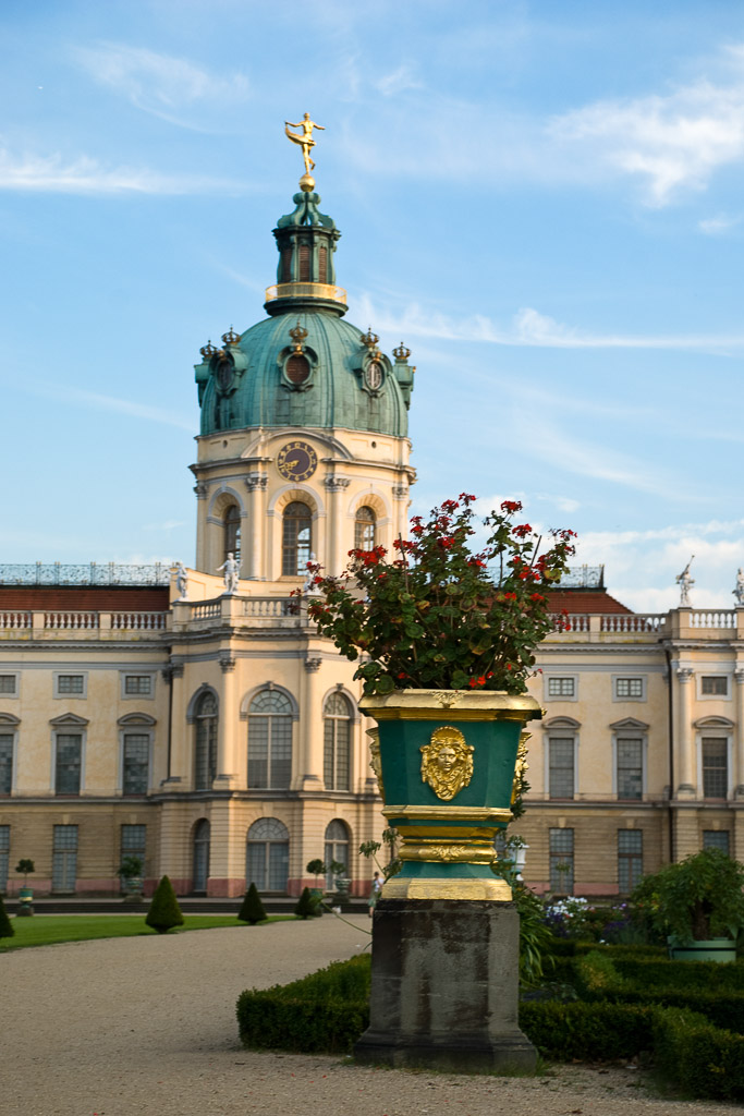 Schloss mit Kuppel im Hochformat