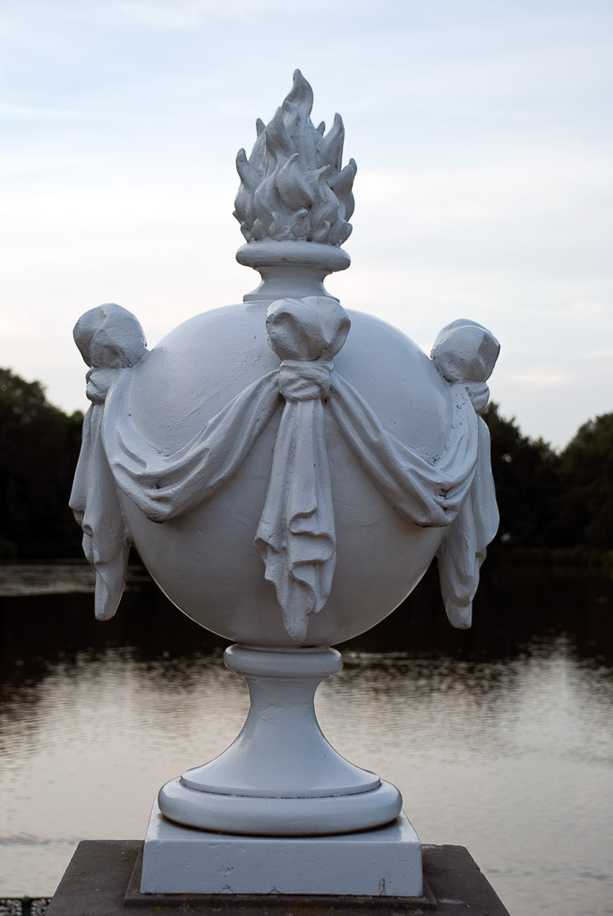 Steinerne Vase am Wasser im Hochformat