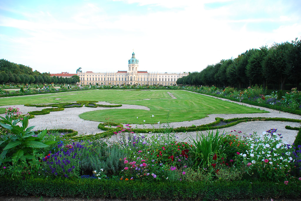 Schlossgarten mit Blumenbeeten