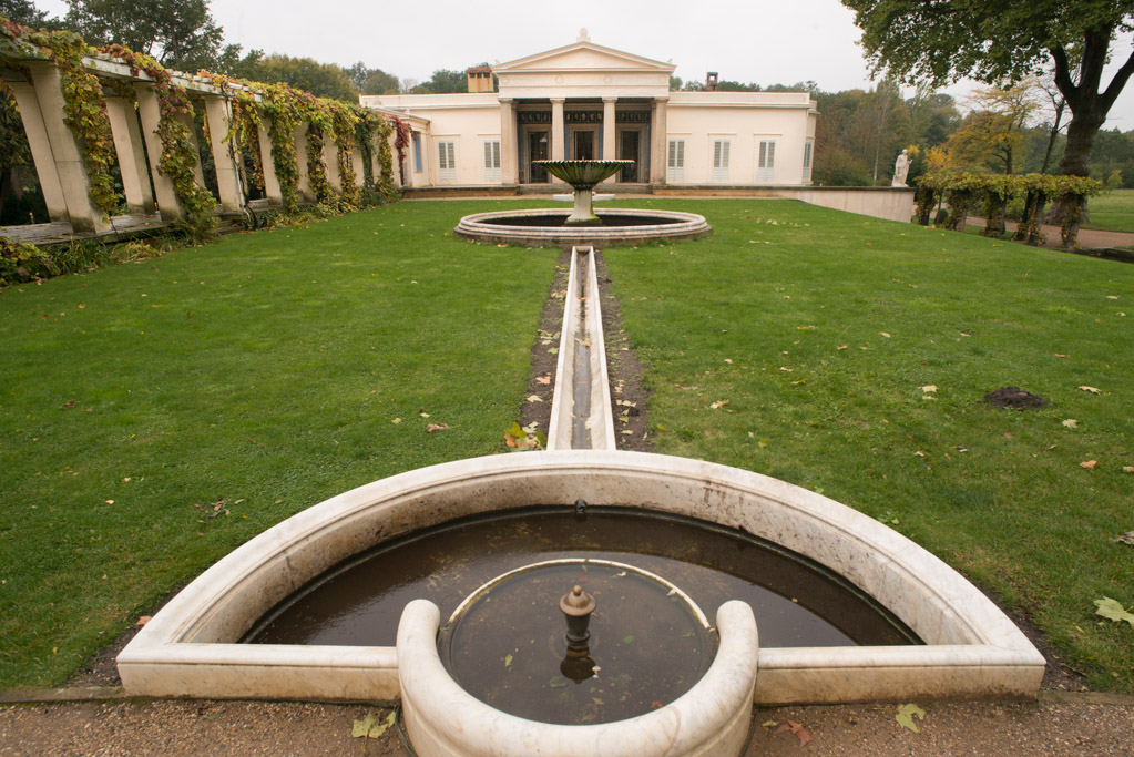 Schloss Charlottenhof mit Brunnen