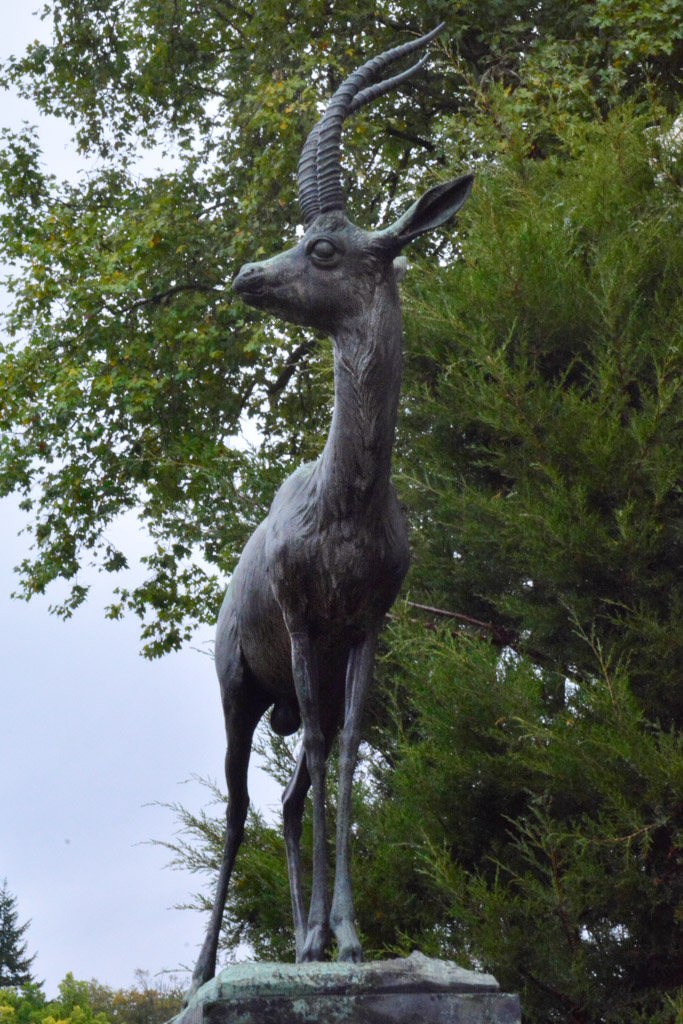 Tierskulptur im Hochformat