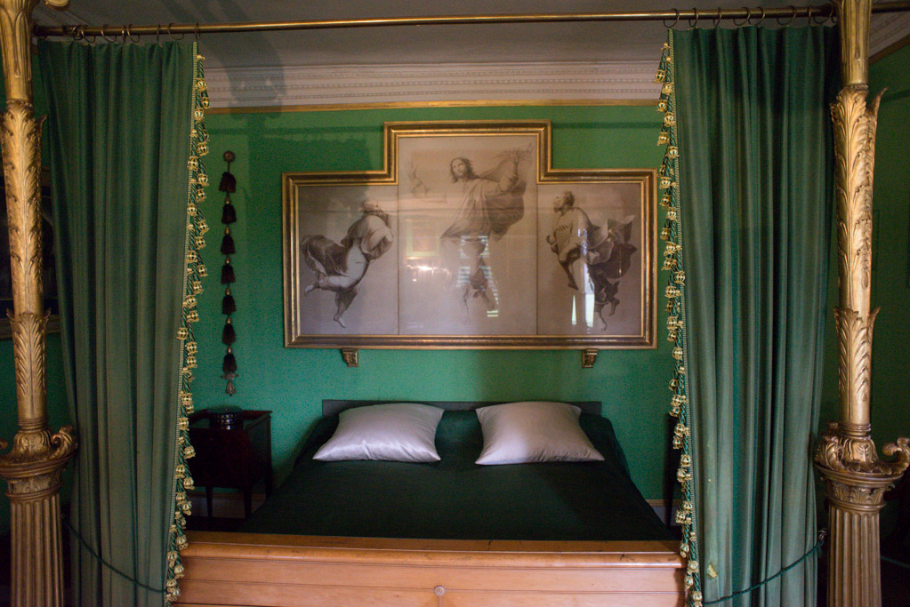 Schlafzimmer mit grünen Wänden