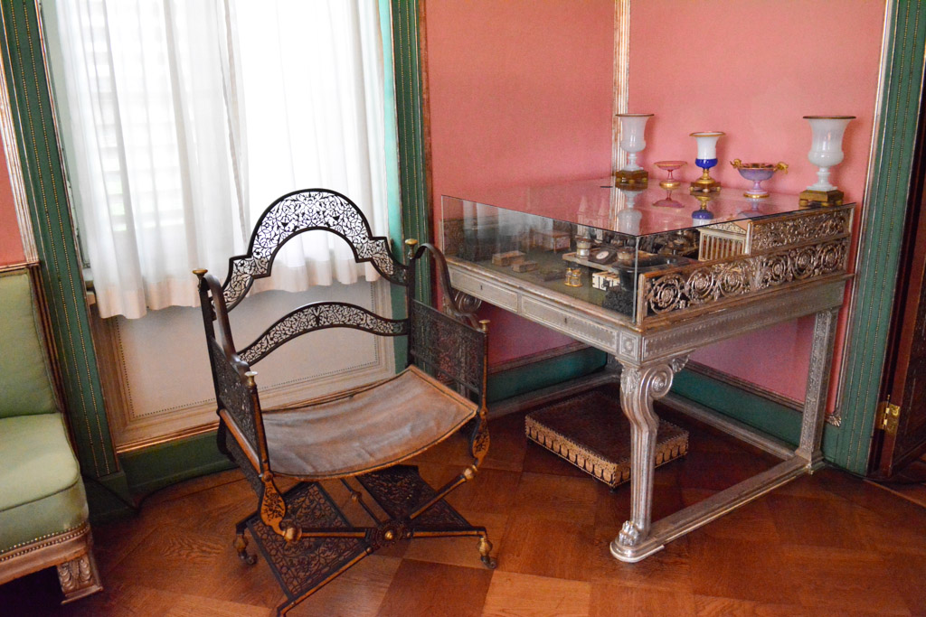 Zimmer mit Stuhl und Tisch