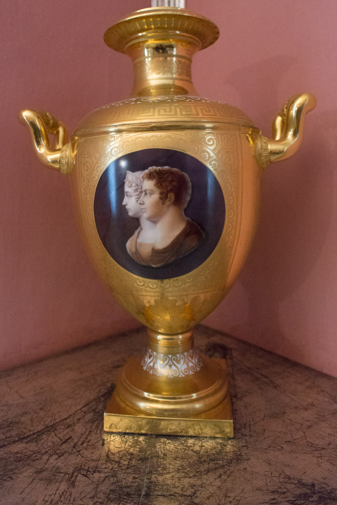 Goldene Vase mit Porträt im Hochformat