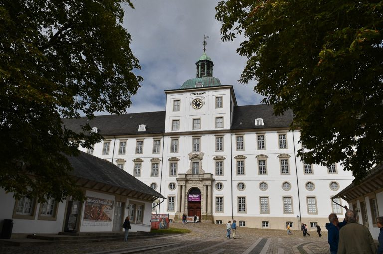 Schloss Gottorf mit Baumkronen