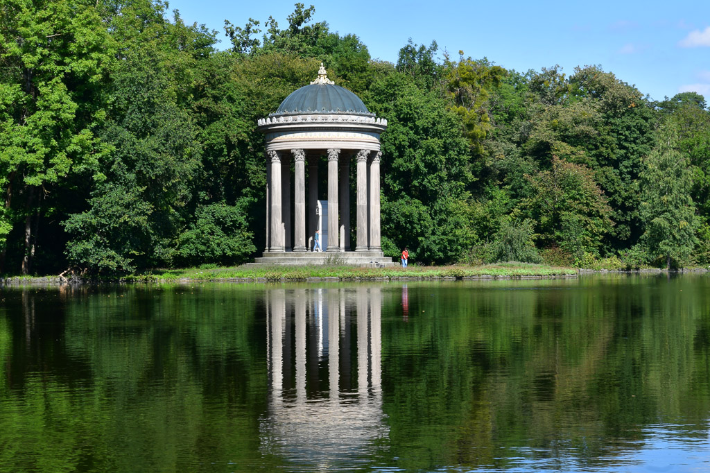 Apollotempel am See im Schlosspark