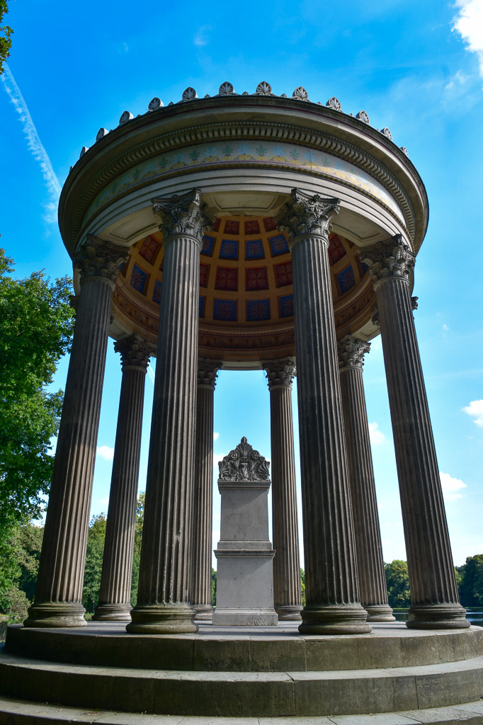 Rundtempel im Hochformat