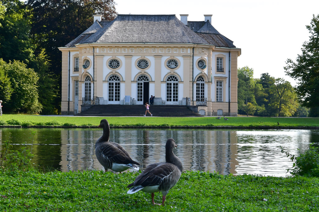 Parkschlösschen mit Gänsen am Wasser